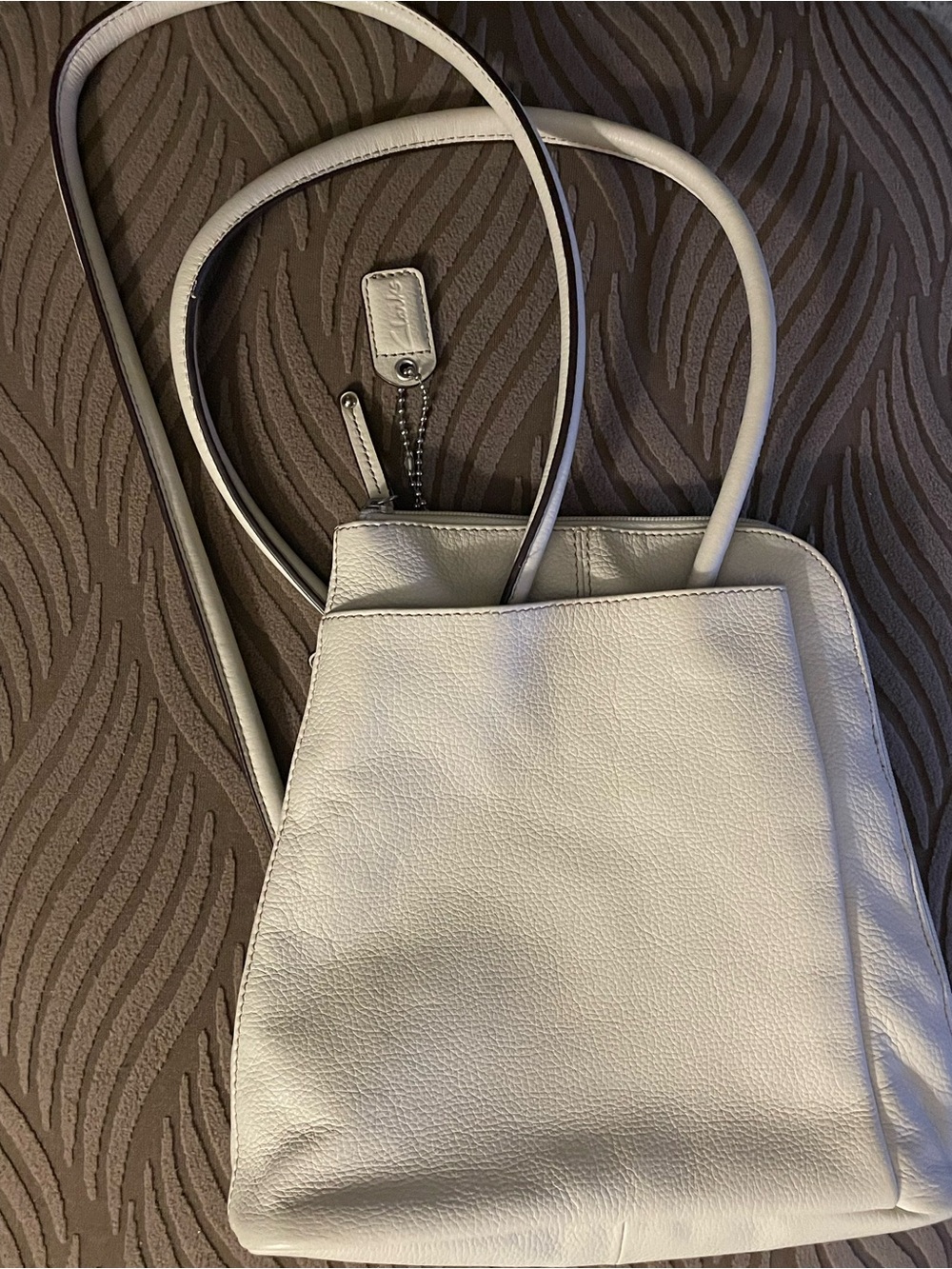 Clark’s Women’s White Leather Tote/ Back-pack purse with Chain-Print Lining
